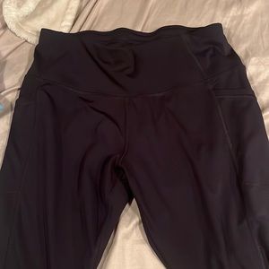 All in motion black leggings comes to claves not long